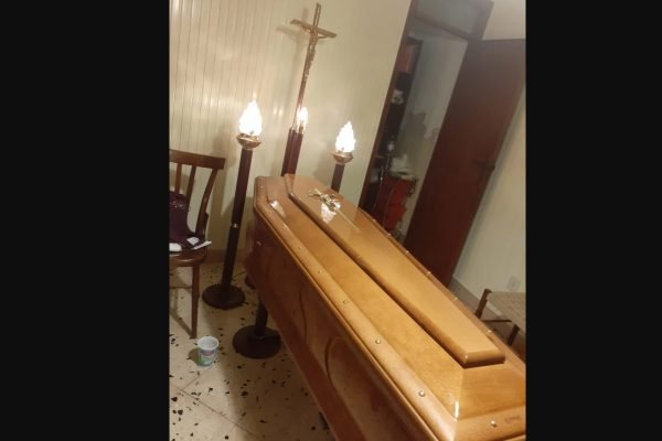 mulher mantém caixão com corpo da mãe na sala de casa por falta de vaga em cemitério
