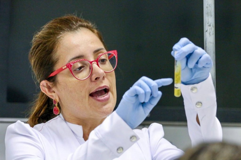 Pesquisadora analisando amostra em laboratório