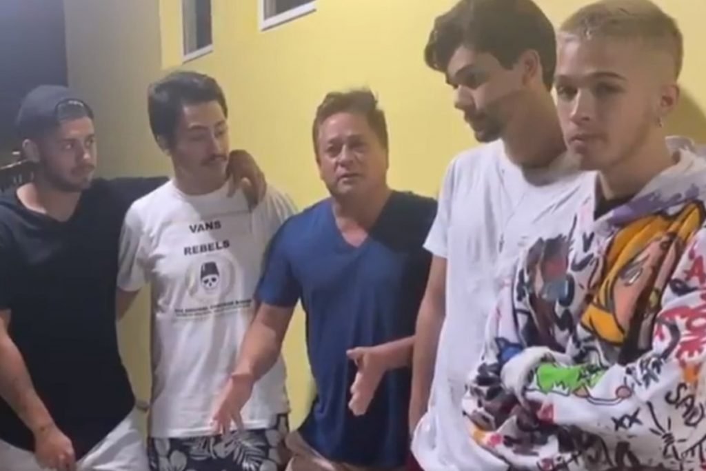 cinco pessoas na imagens. no centro, o cantor sertanejo leonardo, ao lado de três dos cinco filhos e um sobrinho, na fazenda talismã, em jussara, goiás