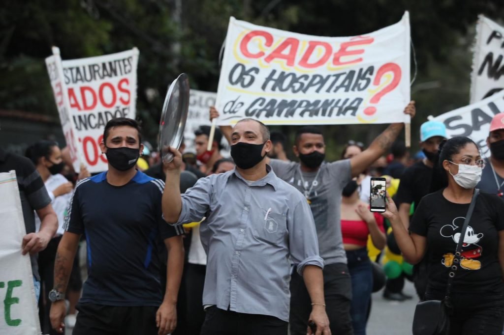Frequentadores de bares fazem protesto contra o fechamento dos estabelecimentos