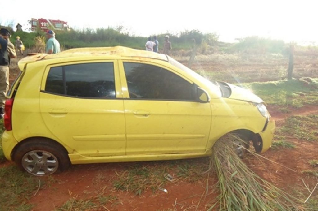 carro kia picanto amarelo que era conduzido por pedro leonardo em abril de 2012 quando ele sofreu acidente na rodovia entre uberlândia, minas gerais, e itumbiara, goiás