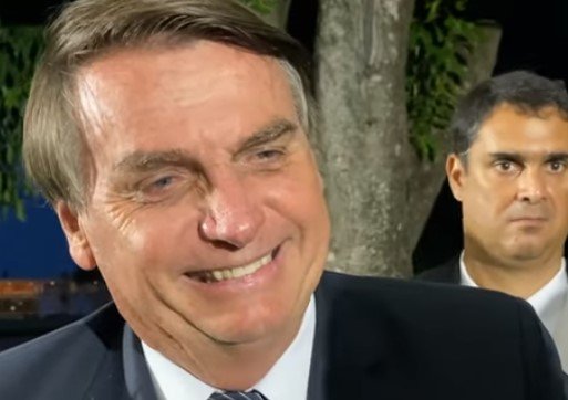 Bolsonaro conversa com apoiadores