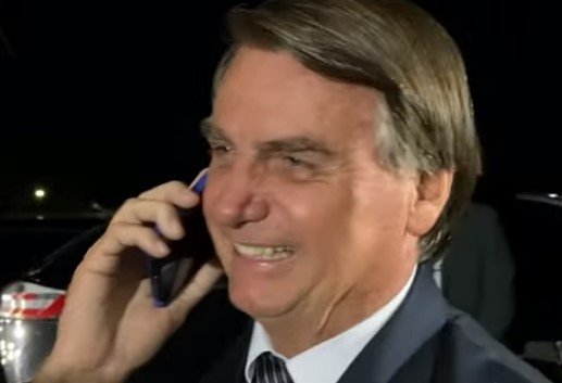 Bolsonaro fala ao telefone com apoiadora