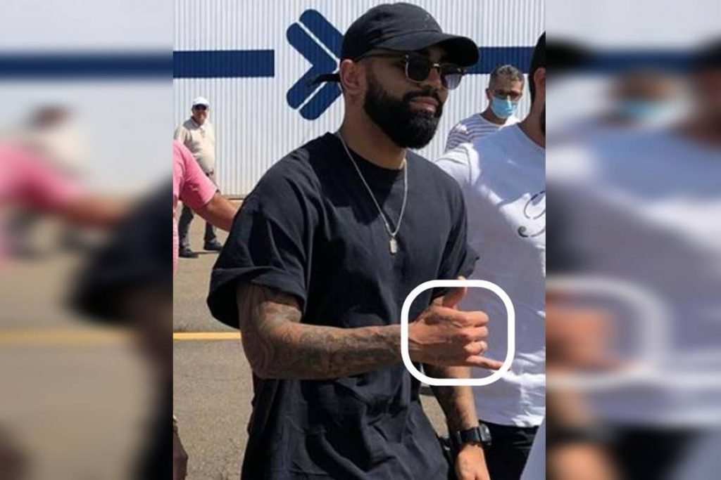 Gabigol com foto de aliança no dedo