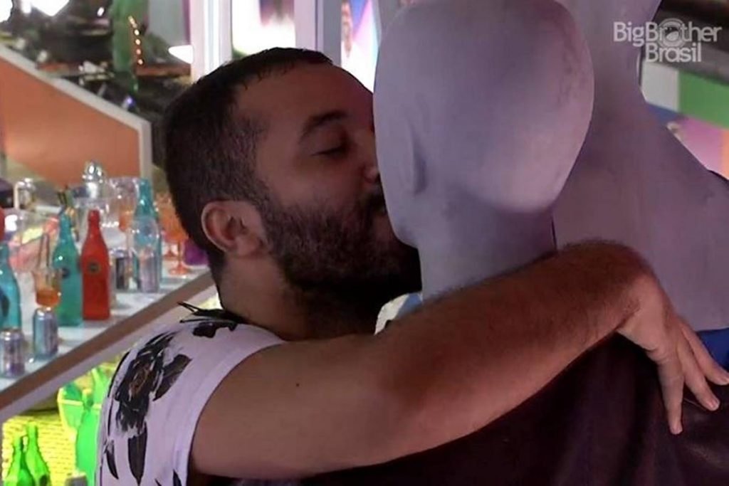Gilberto beija manequim