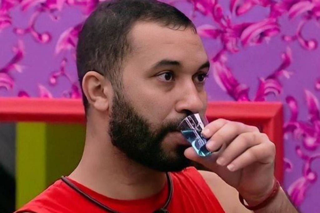 Homem bebendo dose