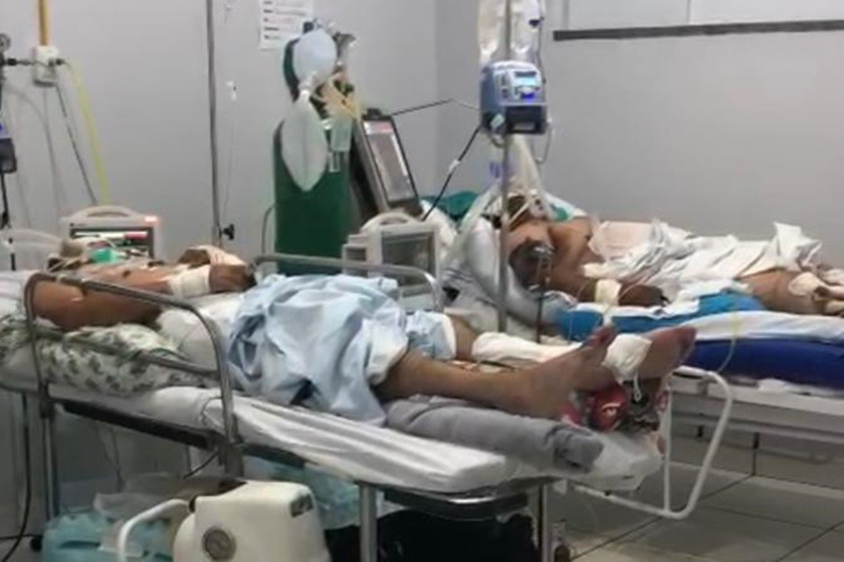 pacientes em leitos semi-intensivos na UPA de Inhumas, em Goiás. eles estão intubados e aguardam leitos de UTI para tratar a covid-19