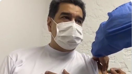 Maduro toma vacina contra Covid-19 na Venezuela