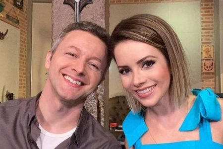 Homem e mulher sorrindo com as cabeças encostadas