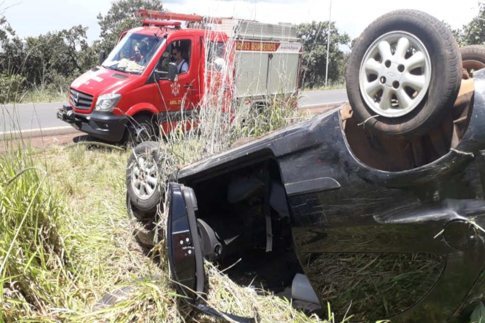 carro capotado