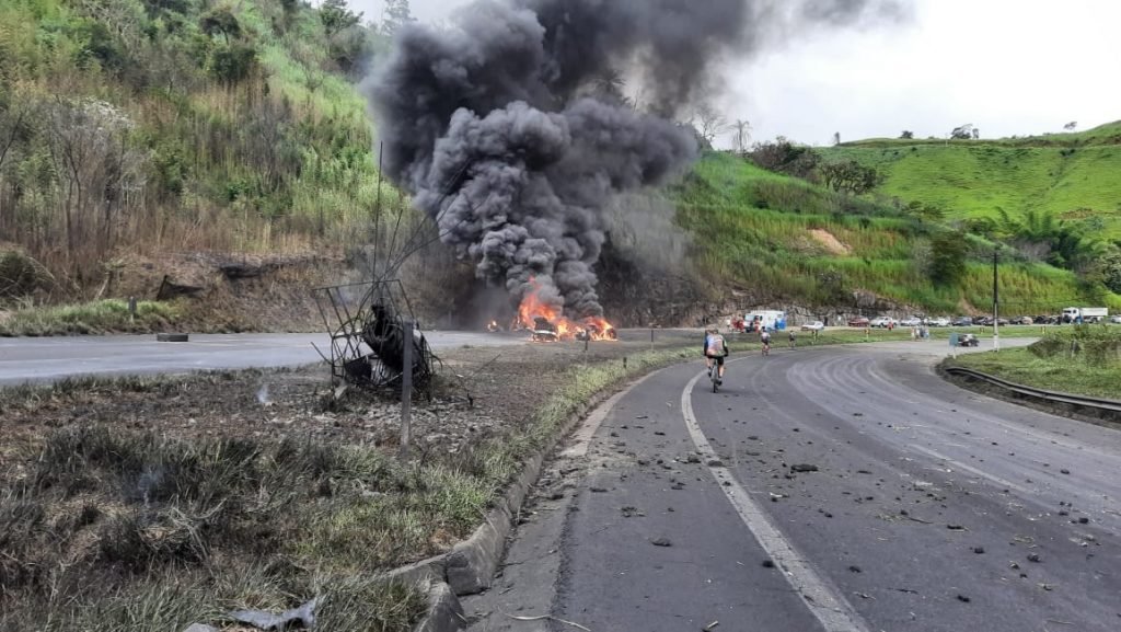 Caminhão com gás capota e explode na BR-040 no Rio