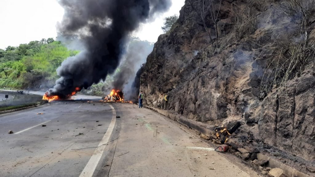Caminhão com gás capota e explode na BR-040 no Rio