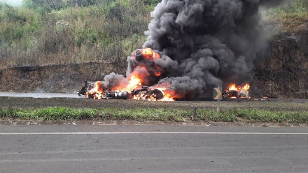 Caminhão com gás capota e explode na BR-040 no Rio