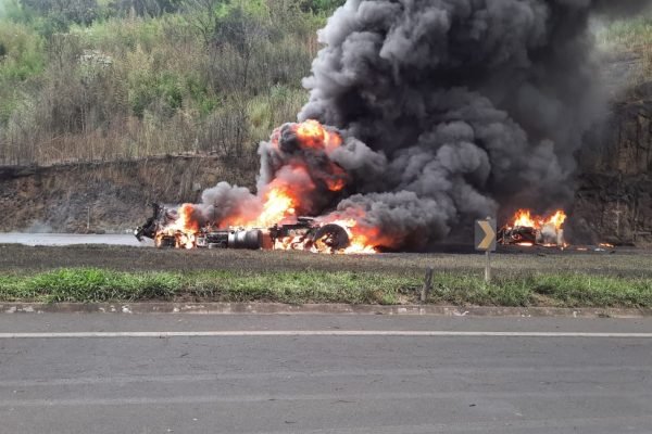 Caminhão com gás capota e explode na BR-040 no Rio