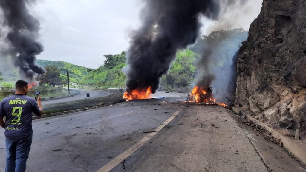 Caminhão com gás capota e explode na BR-040 no Rio
