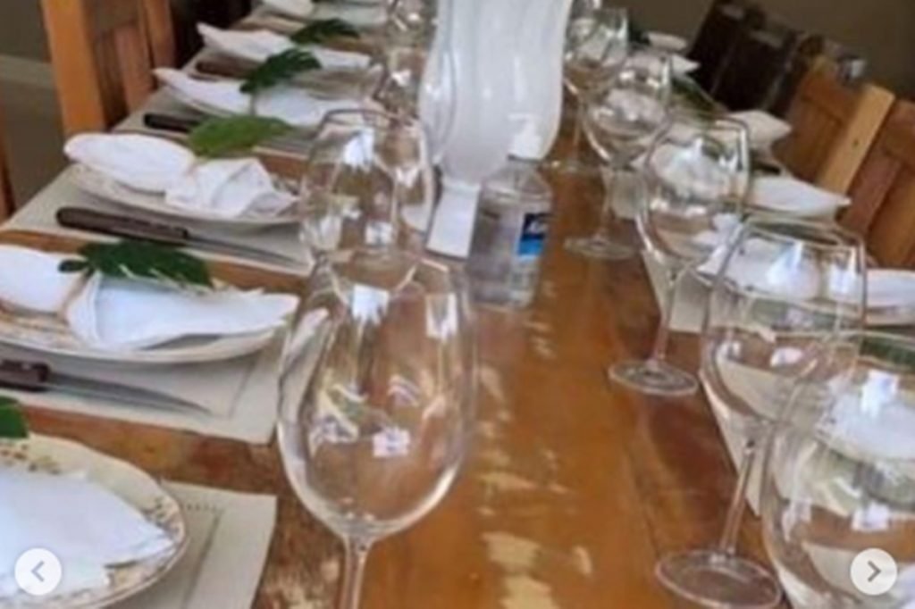mesa posta com taças e pratos durante almoço entre amigos do prefeito de goiÂnia, goiás, rogério cruz