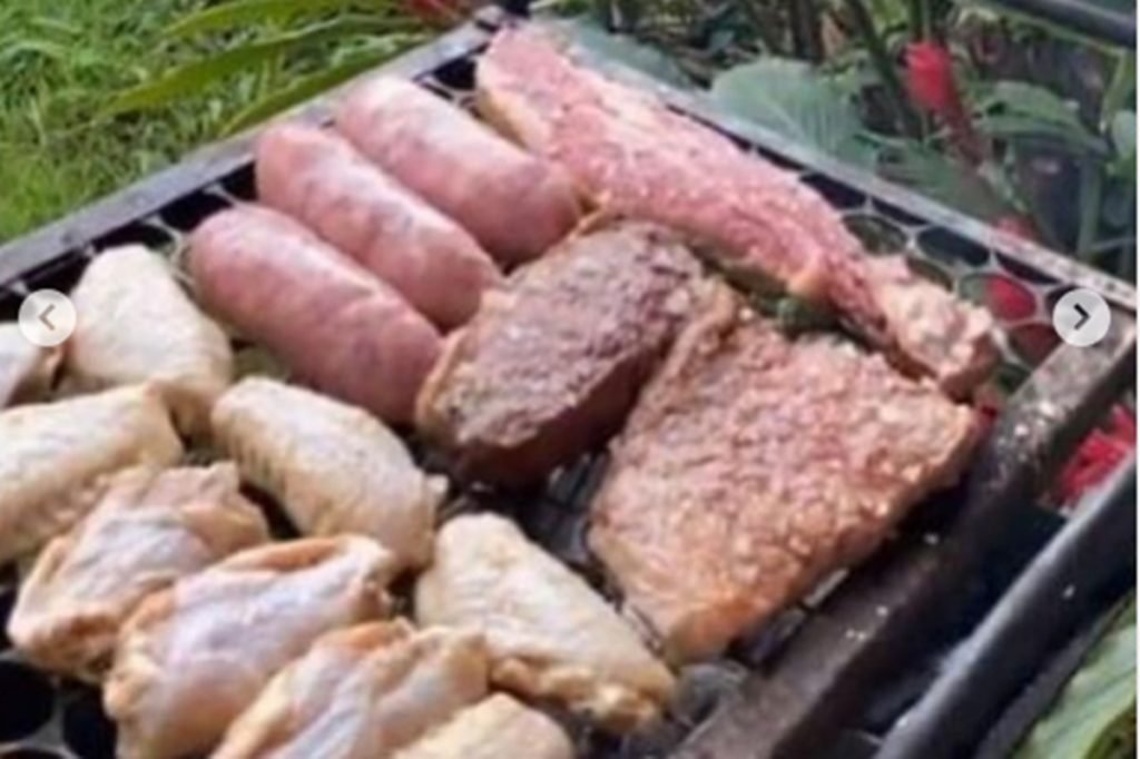 churrasqueira com carne no almoço entre amigos do prefeito de goiânia, rogério cruz