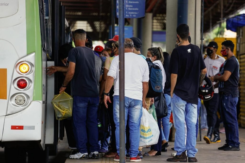 movimento de pessoas numa das plataformas do transporte público de goiânia, goiás
