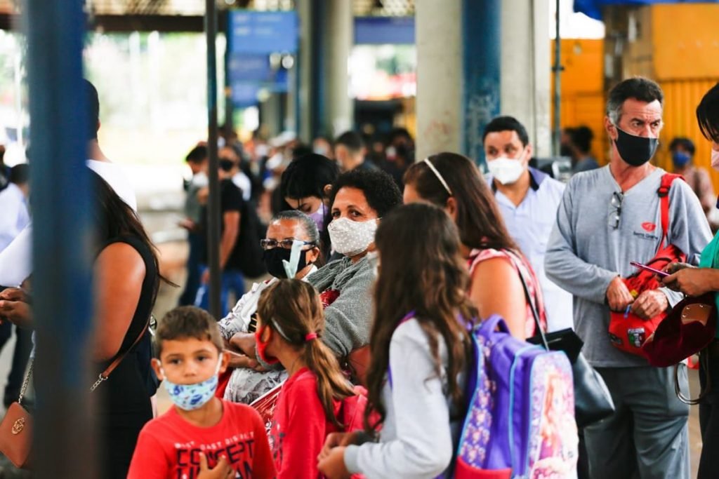 pessoas aguardando em plataforma do transporte público de goiânia, goiás