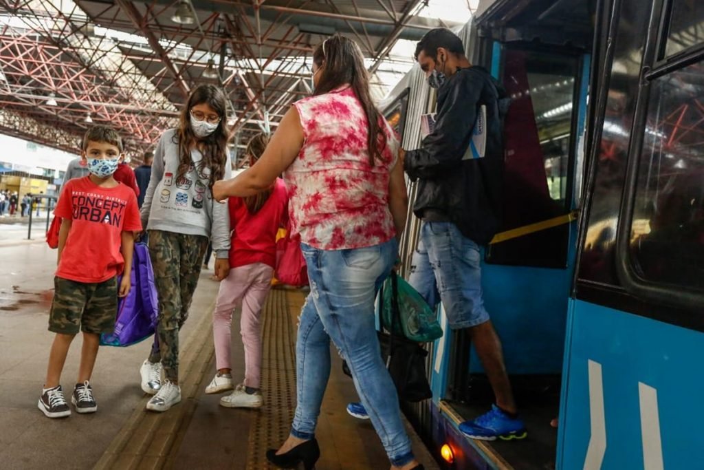 passageiros entrando e saindo de ônibus do transporte público de goiânia, goiás