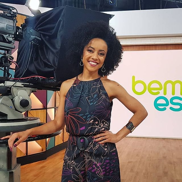 Valéria Almeida, da Globo, no estúdio