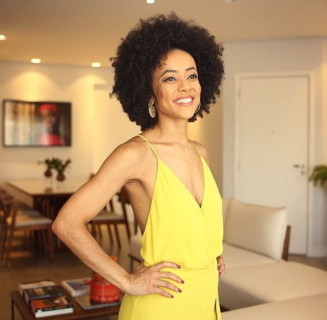 Valéria Almeida, da Globo, no estúdio