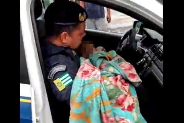 guarda civil de aparecida de goiânia carrega criança encontrada desacordada e abandonada em casa
