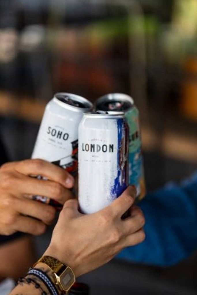 Brinde com três latas de cerveja