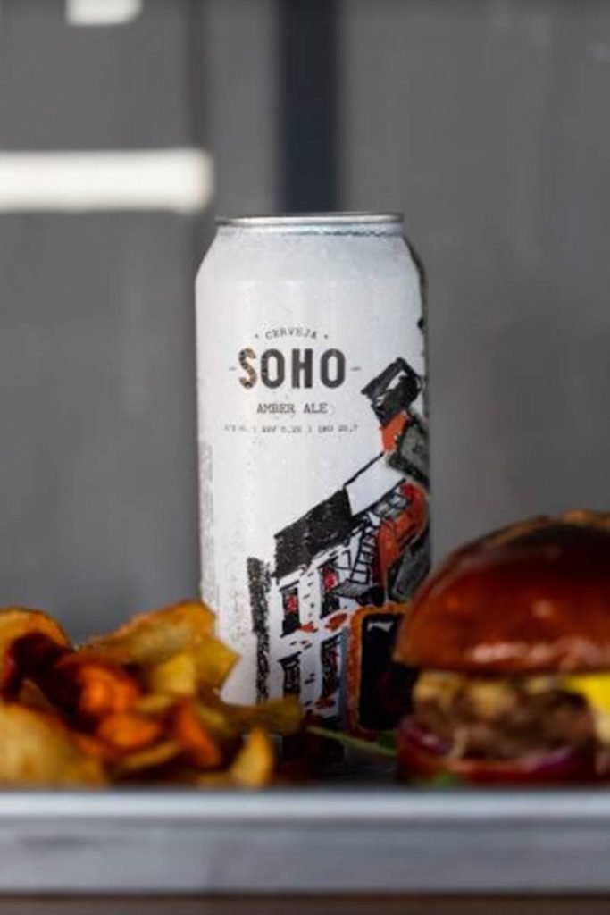 Cerveja no meio com hambúrguer e batata dos lados