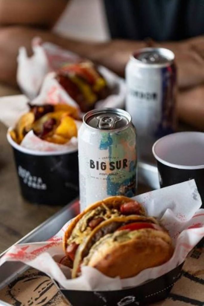 Hamburgueres e cervejas sobre a mesa