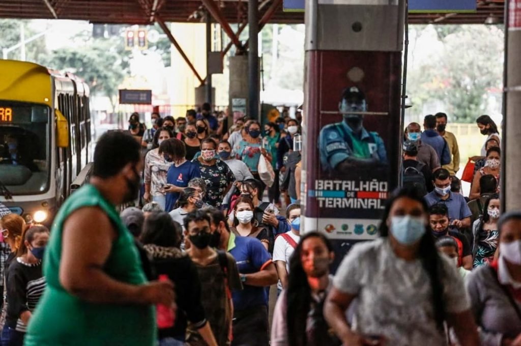 Terminal de transporte coletivo lotado de passageiros em Goiânia