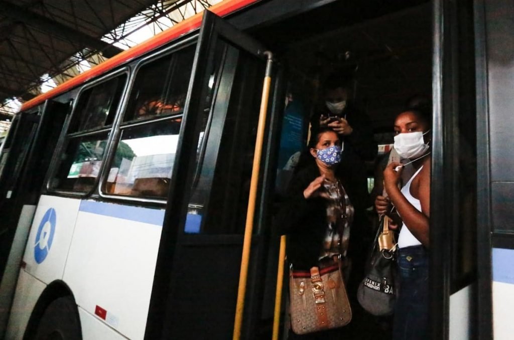 Terminal de transporte coletivo lotado de passageiros em Goiânia
