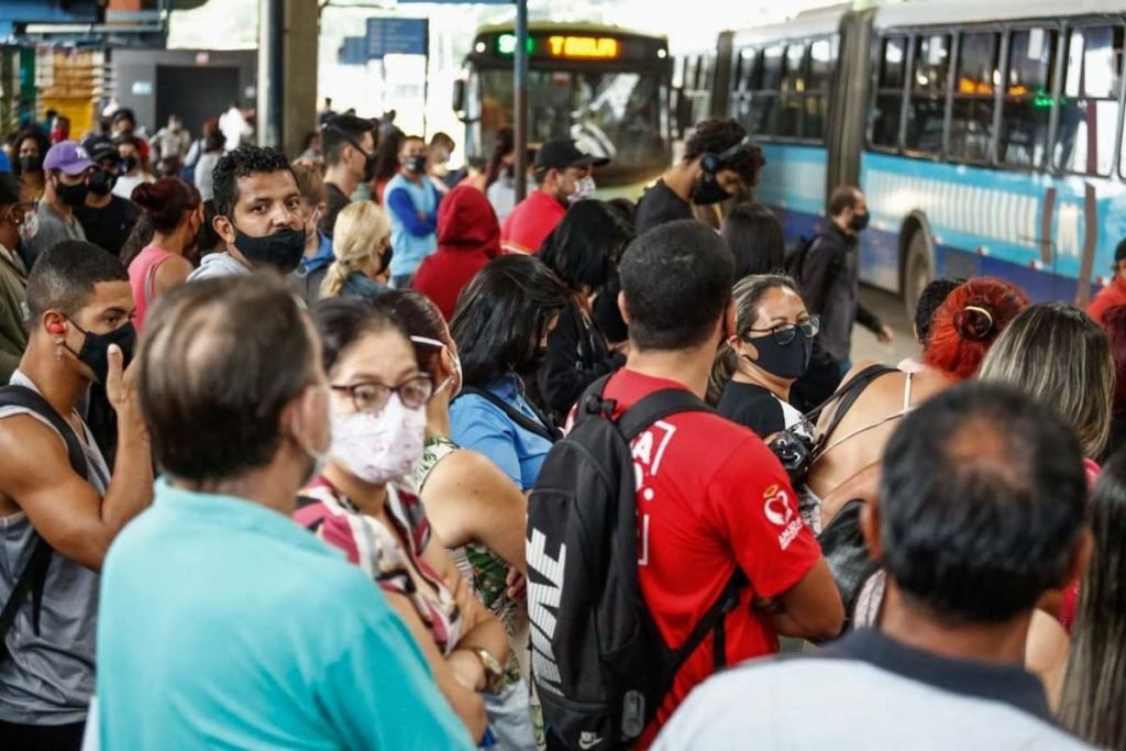 Terminal de transporte coletivo lotado de passageiros em Goiânia