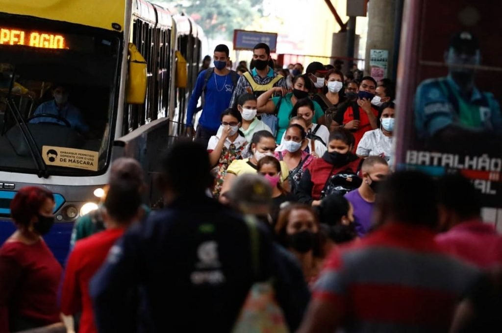 Terminal de transporte coletivo lotado de passageiros em Goiânia