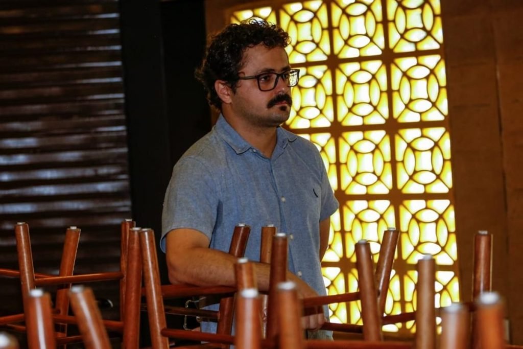Danillo Ramos, proprietário do Piry Bar e Restaurante, de Goiânia (GO) em frente ao estabelecimento fechado por causa da pandemia