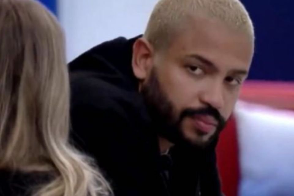 Projota ouve barulhos paredao falso