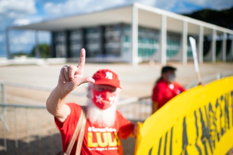 Apoiadores de Lula e do PT fazem manifestação em frente ao STF - Metrópoles