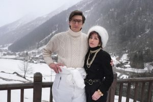 Lady Gaga e Adam Driver em set de filmagens de Gucci