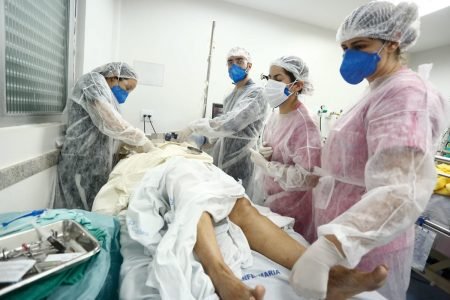 equipe médica intuba paciente da covid-19 no pronto socorro de hospital privado, em goiânia, onde a rede particular já está com 100% dos leitos ocupados