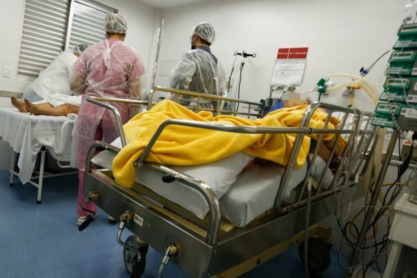 paciente de covid na UTI do Hospital Santa Bárbara em goiania