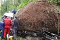 Pedra gigante cai sobre trator em SC