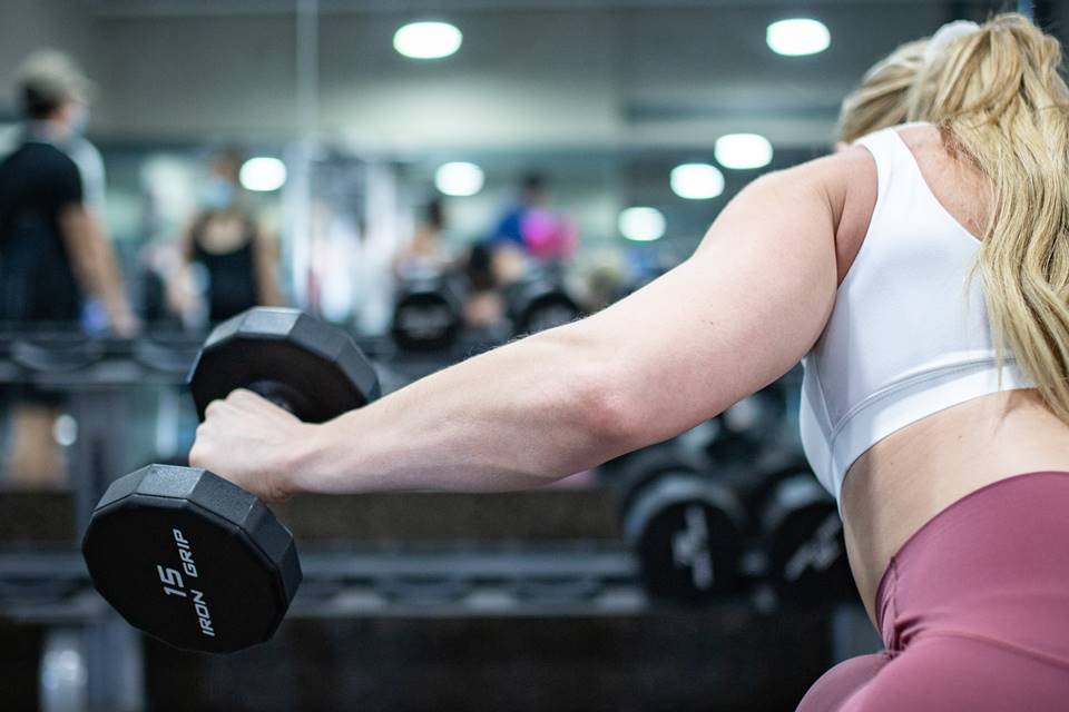 Mulher fazendo musculação