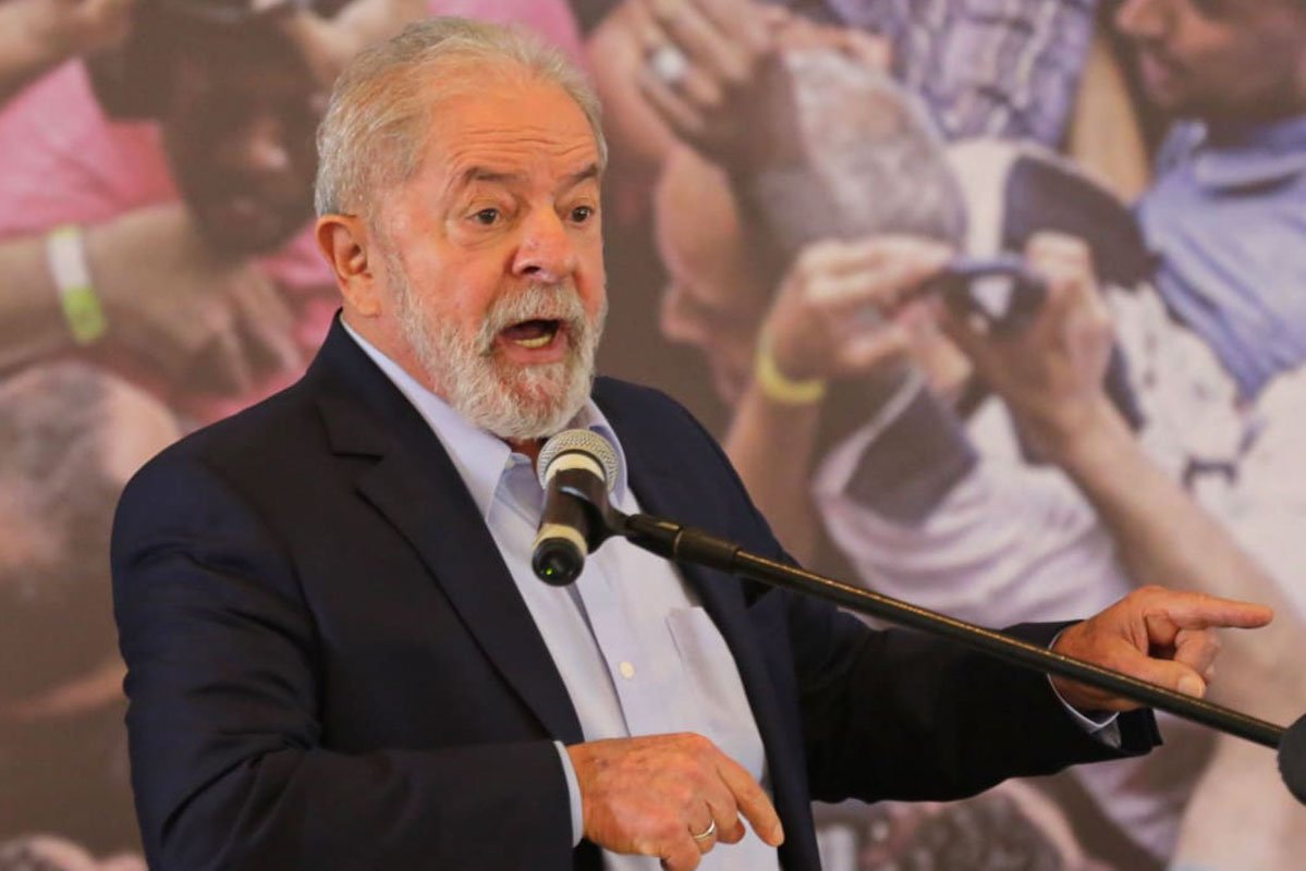 Homem branco e grisalho discursa