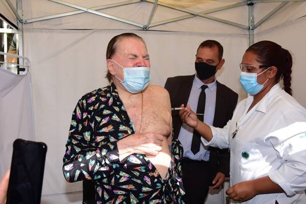 Silvio Santos tomando a segunda dose da vacina de Covid-19_Ag News_Leo Franco