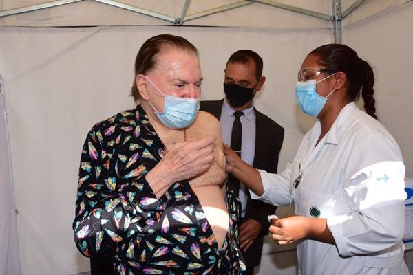 Silvio Santos toma 2ª dose da vacina contra Covid-19 e faz ...