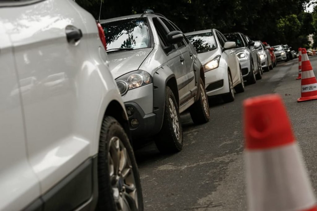 fila de carros na segunda etapa da vacinação de idosos acima de 85 anos, em goiânia, goiás