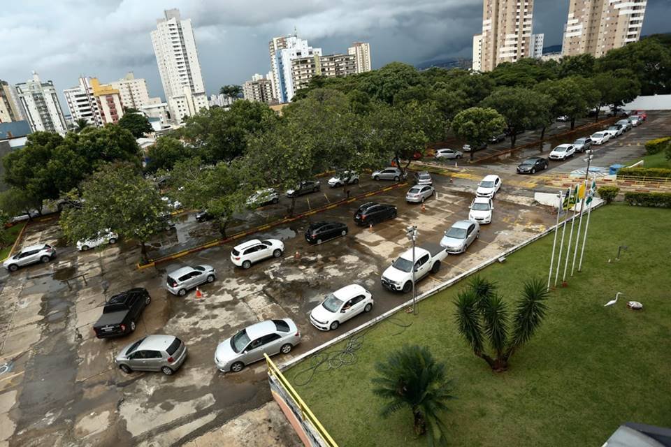 fila de carros na segunda etapa da vacinação de idosos acima de 85 anos, em goiânia, goiás, na puc goiás
