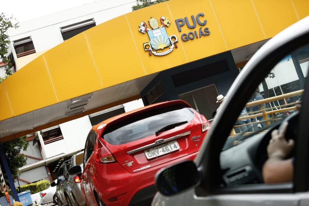 fila de carros na segunda etapa da vacinação de idosos acima de 85 anos, em goiânia, goiás, na puc goiás