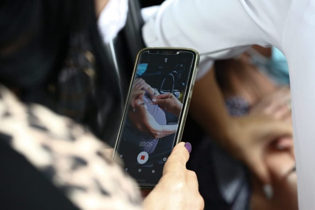 idosos recebem a segunda dose da coronavac, na segunda etapa de vacinação em goiânia, goiás