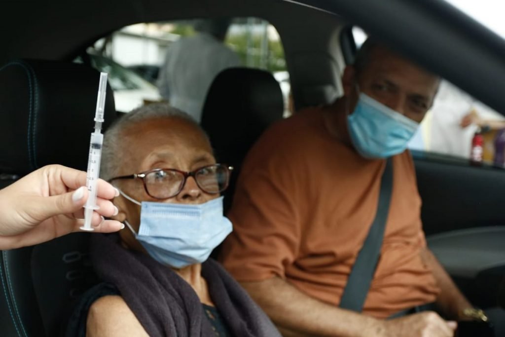 idosos recebem a segunda dose da coronavac, na segunda etapa de vacinação em goiânia, goiás